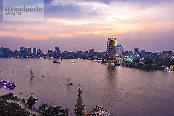 Ägypten  Kairo  Nil mit Skyline und Stadtzentrum von Garden City bei Sonnenuntergang