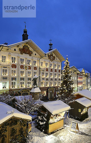 Deutschland  Bayern  Bad Tolz  Weihnachtsmarkt in der Abenddämmerung