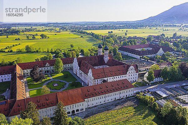 Deutschland  Bayern  Drohnenansicht des Innenhofs der Abtei Benediktbeuern im Frühling