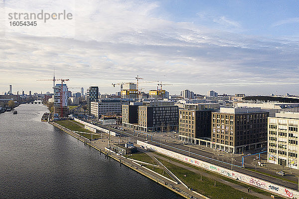 Deutschland  Berlin  Luftaufnahme des Spreekanals und des Berliner Ostbahnhofs