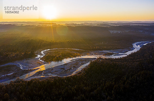 Deutschland  Bayern  Wolfratshausen  Drohnenansicht der Isar bei Sonnenaufgang