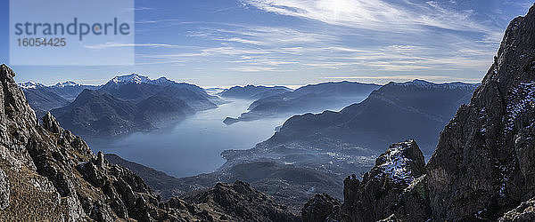 Panoramablick auf den Comer See von den Bergen aus  Italien