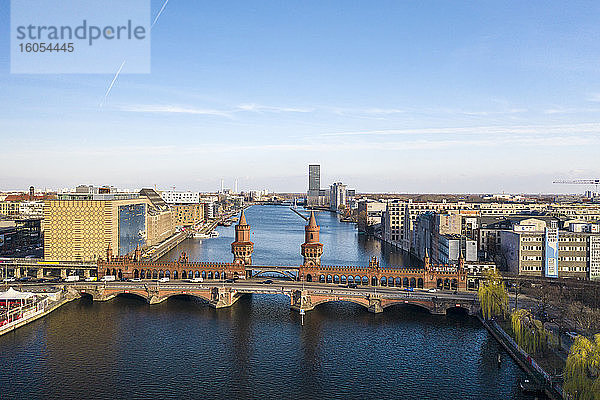 Deutschland  Berlin  Luftaufnahme der Oberbaumbrücke und des Spreekanals
