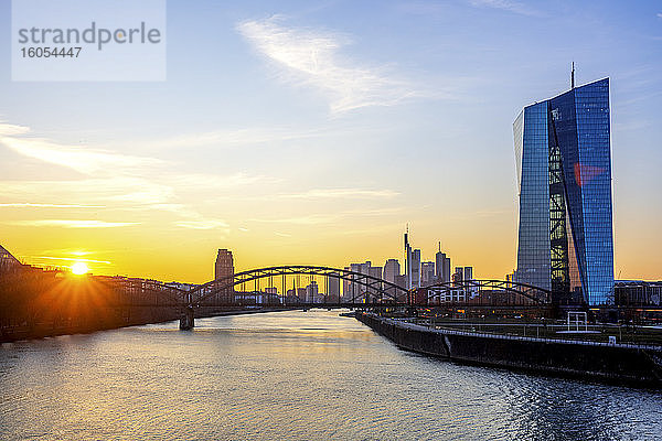 Deutschland  Hessen  Frankfurt  Brücke vor der Europäischen Zentralbank bei Sonnenuntergang
