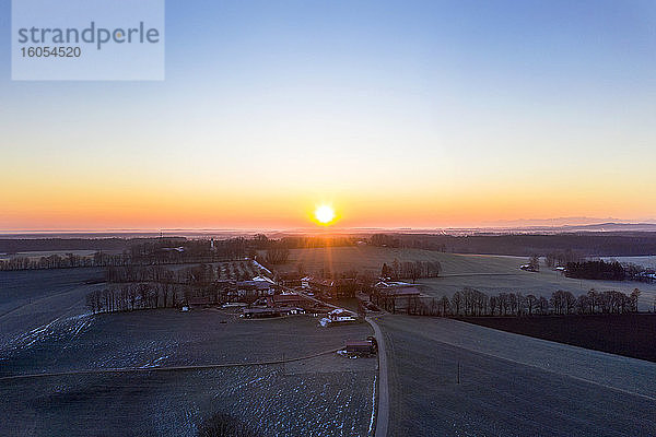 Deutschland  Bayern  Dietramszell  Drohnenansicht eines ländlichen Dorfes bei Sonnenaufgang