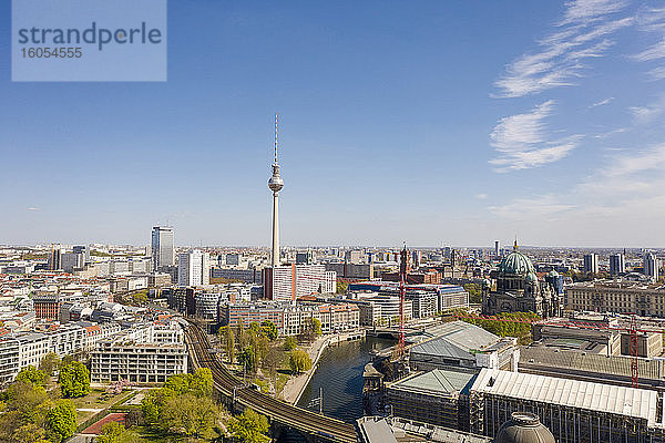 Deutschland  Berlin  Luftaufnahme von Gebäuden rund um den Fernsehturm Berlin