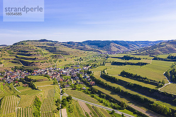 Deutschland  Baden-Württemberg  Vogtsburg  Luftaufnahme der Stadt auf dem Lande  umgeben von den Terrassen des Kaiserstuhls