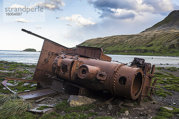 UK  Südgeorgien und Südliche Sandwichinseln  Verlassene Dampflokomotive verrottet an der Küste der Antarktis