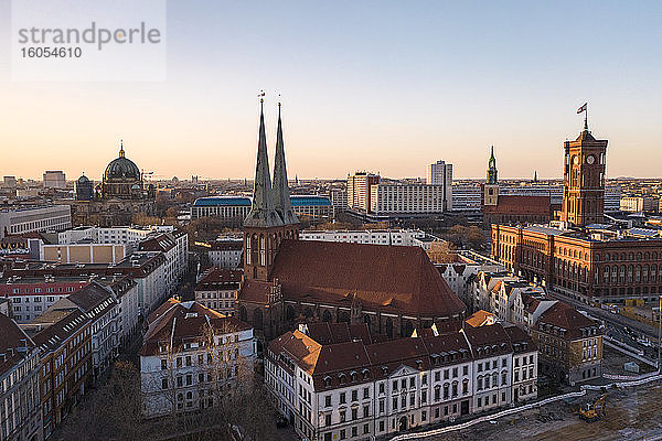 Deutschland  Berlin  Luftaufnahme der Nikolaikirche und umliegender Gebäude in der Abenddämmerung