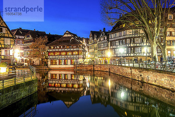 Frankreich  Grand Est  Straßburg  Fachwerkhäuser spiegeln sich im Altstadtkanal in der Abenddämmerung