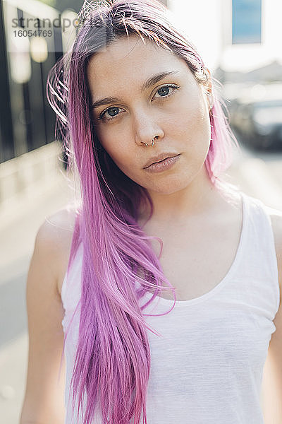 Porträt einer stilvollen jungen Frau mit rosa Haaren