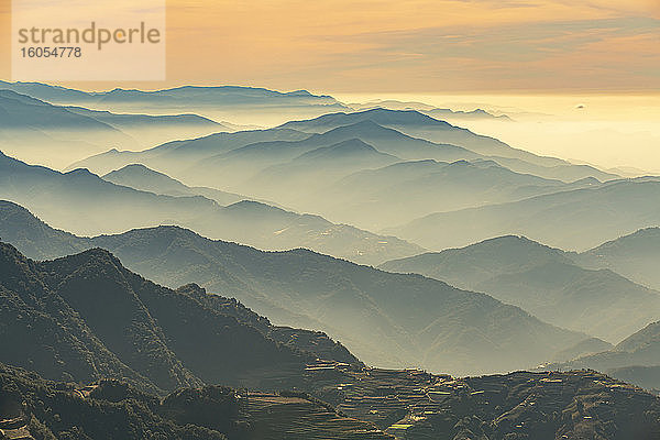 Taiwan  Bezirk Nantou  Bergtal in der nebligen Morgendämmerung