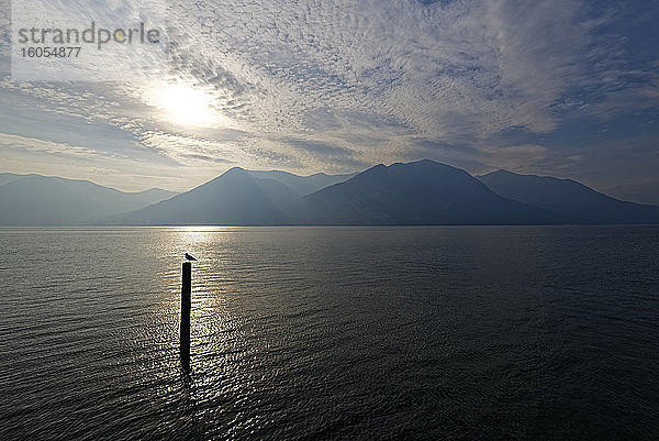 Italien  Lombardei  Sonnenschein über dem Iseo-See