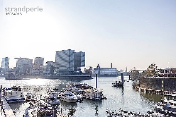 Deutschland  Nordrhein-Westfalen  Düsseldorf  Boote im Medienhafen mit Stadttor im Hintergrund