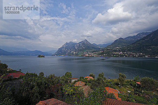 Italien  Lombardei  Monte Isola  Iseosee umgeben von Bergen