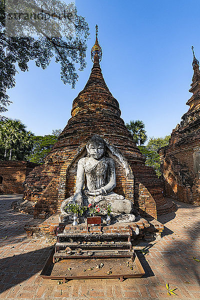 Myanmar  Region Mandalay  Inwa  Altar im Yadana Hsemee Pagodenkomplex