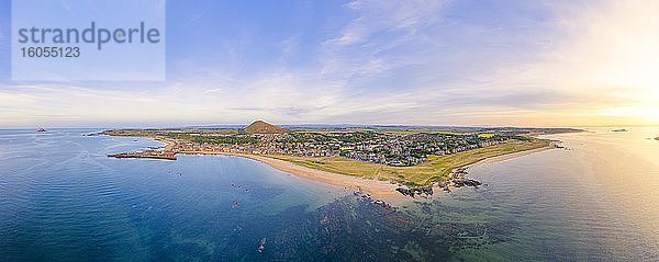 UK  Schottland  North Berwick  Drohnenansicht des Firth of Forth und der Küstenstadt im Sommer