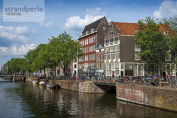 Niederlande  Provinz Nordholland  Amsterdam  Gebäude am Geldersekade-Kanal