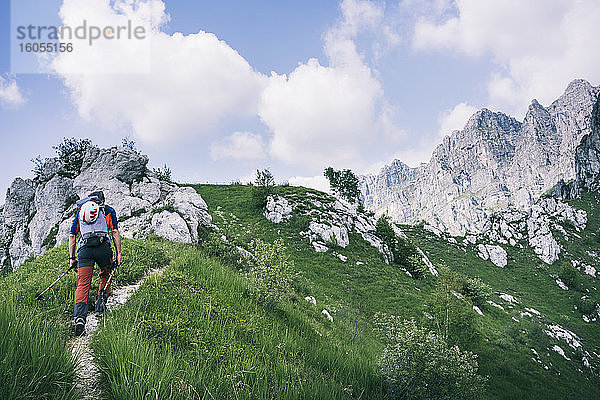 Wanderer auf Bergpfad  Orobie  Europäische Alpen  Como  Italien