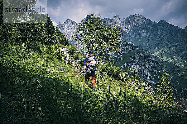 Wanderer auf Bergpfad  Orobie  Europäische Alpen  Como  Italien