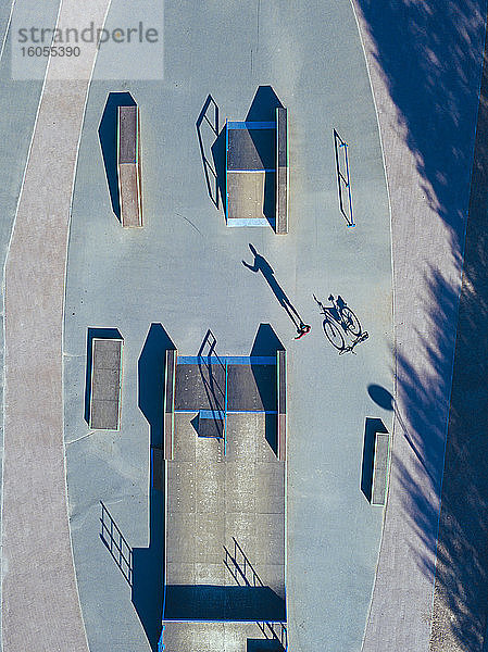 Mann mit Fahrrad im Skatepark  Luftaufnahme