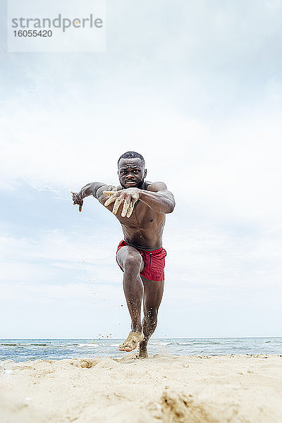 Sportlicher Mann läuft am Strand