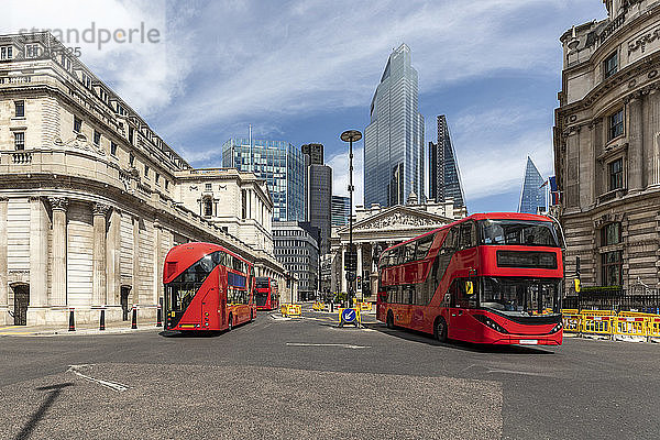 Großbritannien  London  Rote Doppeldeckerbusse mit Bank of England und modernen Wolkenkratzern