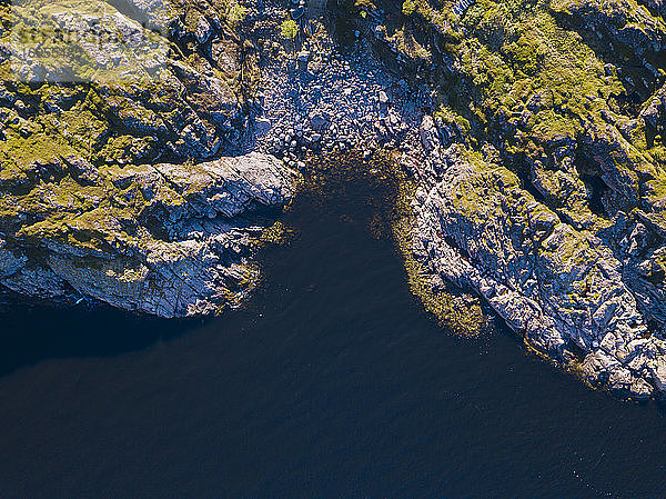 Luftaufnahme der felsigen Küste der Barentssee