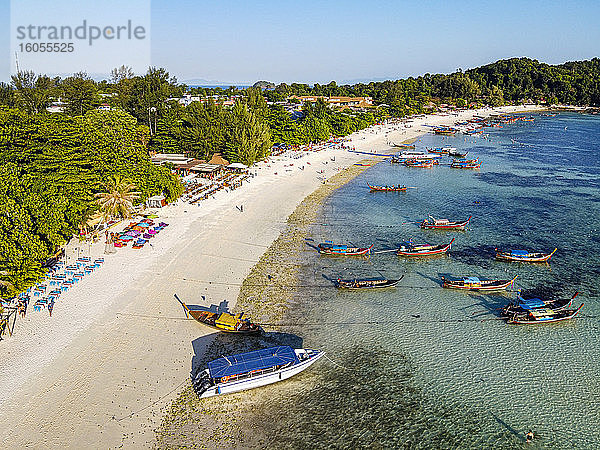 Thailand  Provinz Satun  Ko Lipe  Luftaufnahme von Pattaya Beach im Sommer
