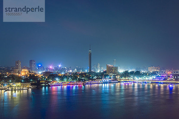 Ägypten  Kairo  Nil mit Kairoer Turm auf der Insel Gezira bei Nacht