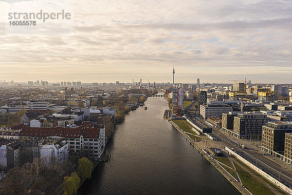 Deutschland  Berlin  Luftaufnahme des Spreekanals und der umliegenden Gebäude in der Abenddämmerung