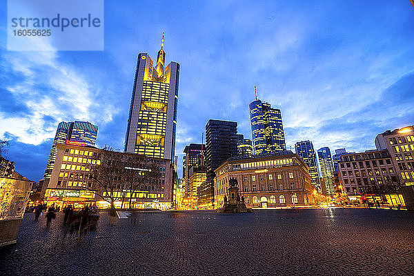 Deutschland  Hessen  Frankfurt  Goetheplatz in der Abenddämmerung