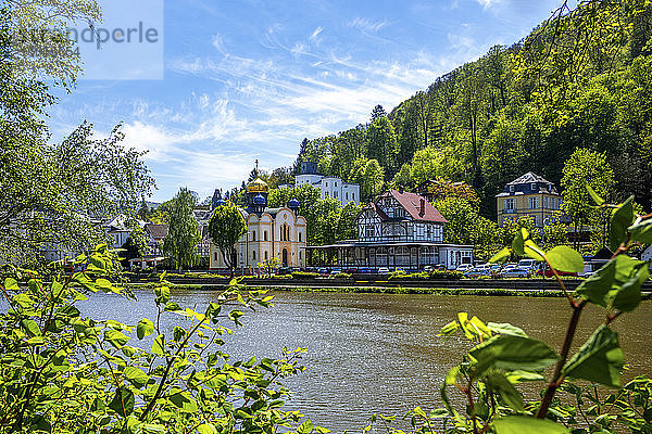 Deutschland  Rheinland-Pfalz  Bad Ems  Flussstadt an einem sonnigen Tag