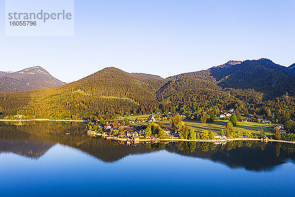 Deutschland  Bayern  Kochel am See  Drohnenansicht des Dorfes am Ufer des Walchensees in der Frühlingsdämmerung