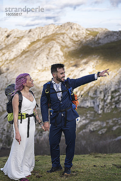 Brautpaar mit Kletterrucksäcken auf dem Berg Urkiola  Spanien