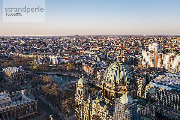 Deutschland  Berlin  Luftaufnahme des Berliner Doms in der Abenddämmerung