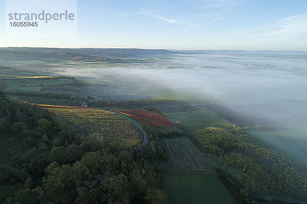 Deutschland  Bayern  Drohnenansicht der in dichten Morgennebel gehüllten Fränkischen Höhe