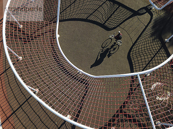 Mann beim Radfahren auf einem Sportplatz  Luftaufnahme