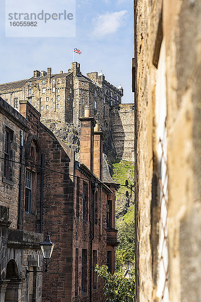 UK  Schottland  Edinburgh  Altstadtgassen und Schloss