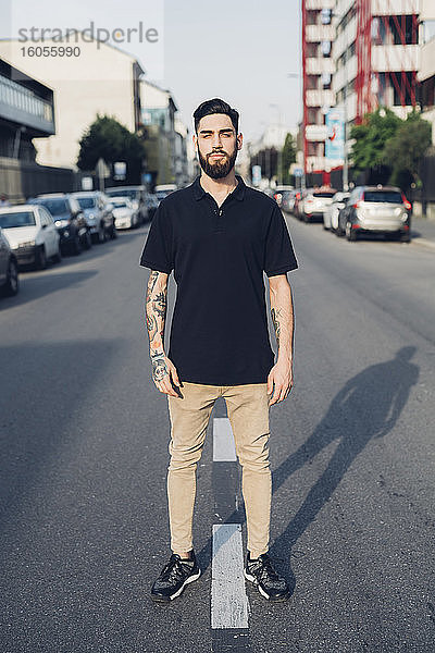 Porträt eines selbstbewussten stilvollen jungen Mannes auf der Straße in der Stadt