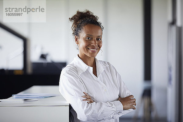 Porträt einer lächelnden Geschäftsfrau in einem modernen Büro