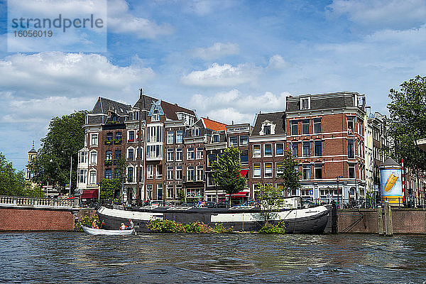Niederlande  Provinz Nordholland  Amsterdam  Altstadthäuser am Fluss Amstel