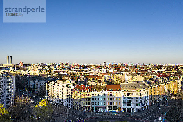 Deutschland  Berlin  Luftaufnahme von klarem Himmel über Wohnhäusern entlang der Oranienstraße im Bezirk Kreuzberg