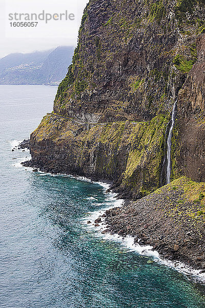 Portugal  Porto Moniz  Wasserfall Veu da Noiva  der die Küstenklippe der Insel Madeira hinabstürzt