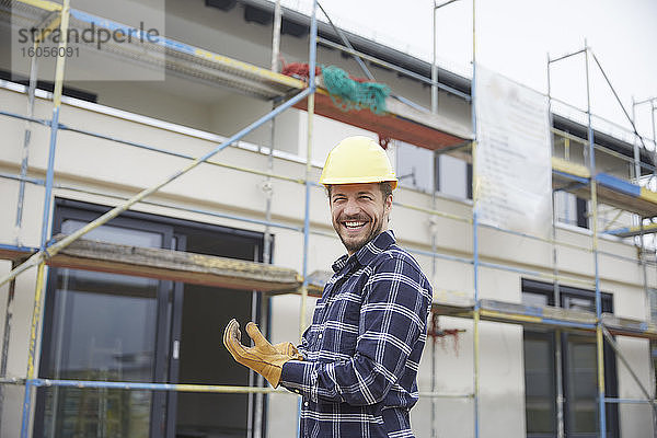 Porträt eines lachenden Arbeiters auf einer Baustelle