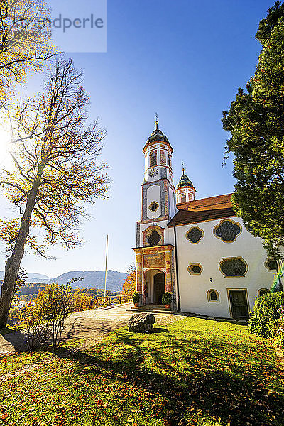 Deutschland  Bayern  Bad Tolz  Kalvarienbergkirche an einem sonnigen Herbsttag