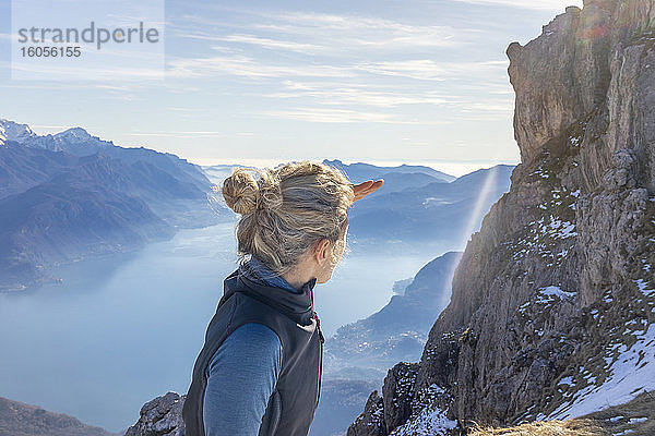 Frau beim Wandern in den Bergen am Comer See  Italien