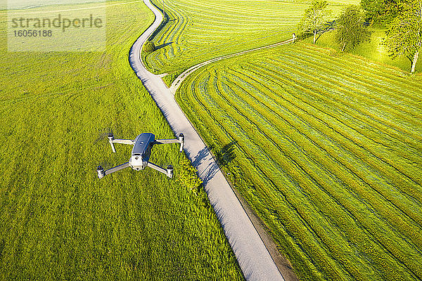 Deutschland  Bayern  Icking  Drohne fliegt über Landschaft Feldweg