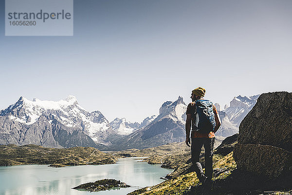 Mann mit Rucksack auf einem Berg gegen den klaren Himmel  Torres Del Paine National Park  Patagonien  Chile