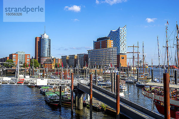Deutschland  Hamburg  HafenCity Hafen mit Elbphilharmonie im Hintergrund
